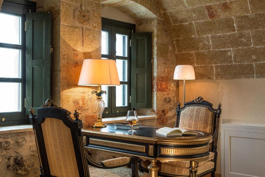 Posezení v ubytování Moni Emvasis Luxury Suites