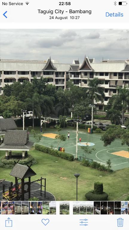 マニラにあるGrand Apartment near BGCのテニスコート付きの建物の景色