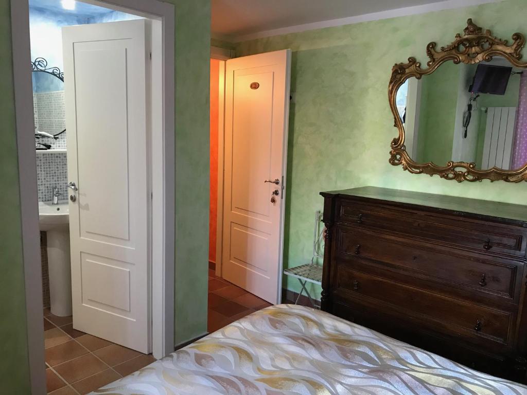 A bed or beds in a room at Borgo La Forgia