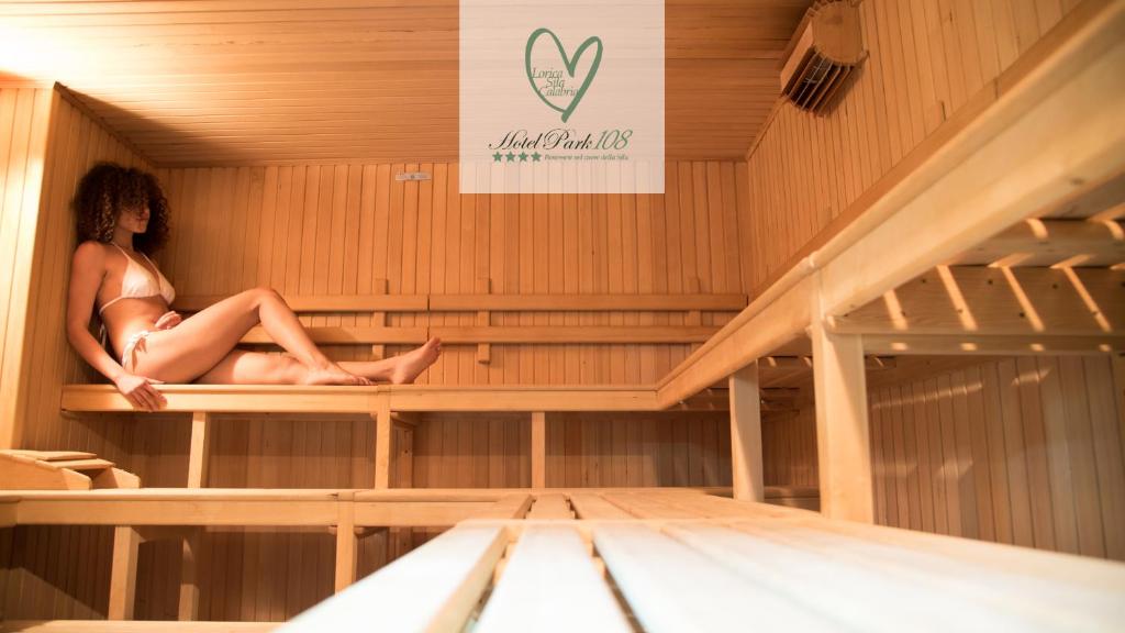 Palanda nebo palandy na pokoji v ubytování Hotel Park 108 Sport&Wellness