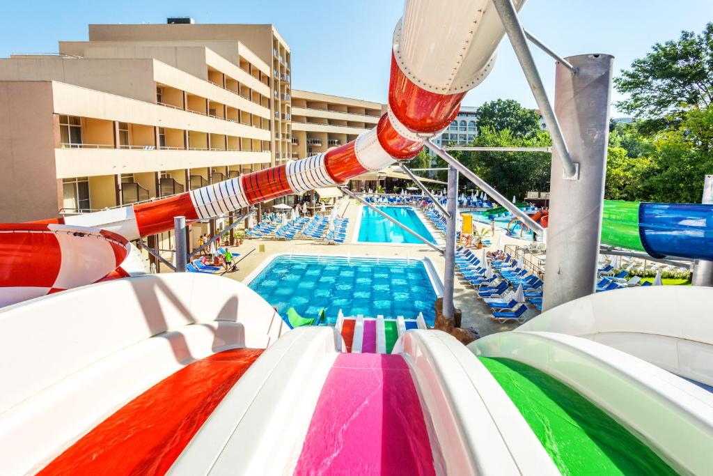 un parque acuático con una piscina con una montaña rusa en Hotel Laguna Park & Aqua Club - All Inclusive en Sunny Beach