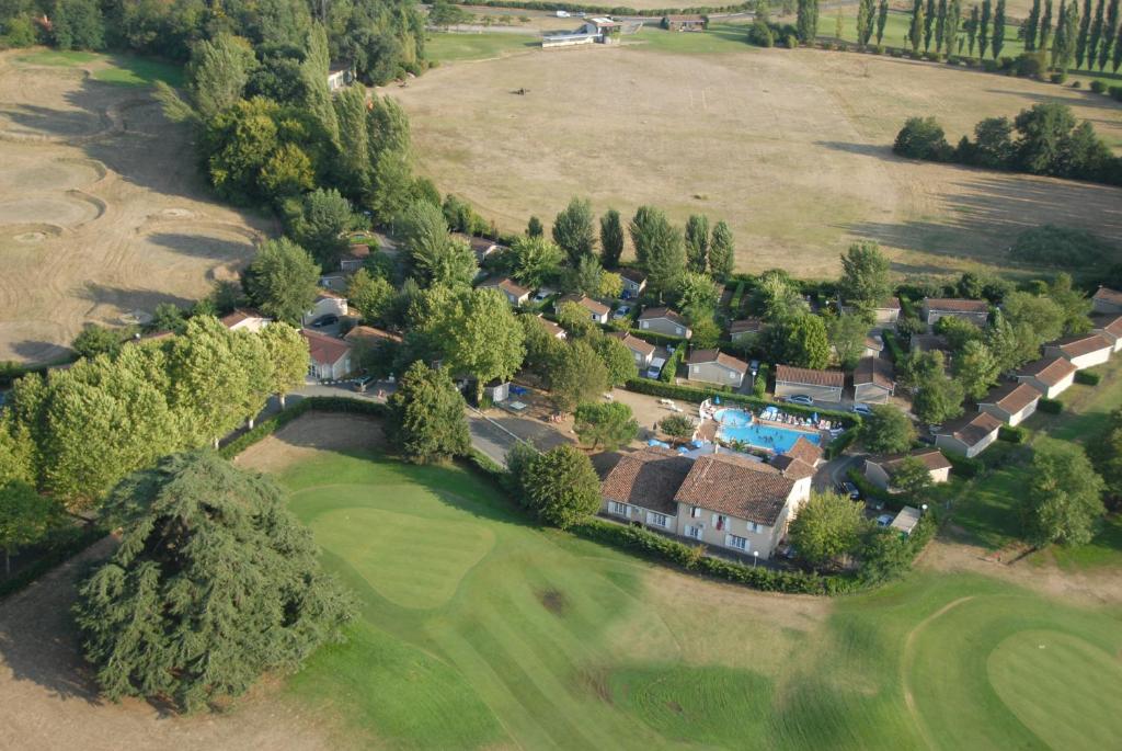 una vista aérea de una casa con campo de golf en Le Domaine du Cèdre, en Rivières