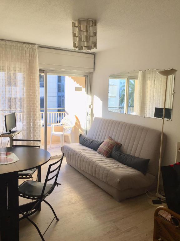 un salon avec un canapé et une table dans l'établissement AGENCIA Studio Antarès centre Cannes, à Cannes
