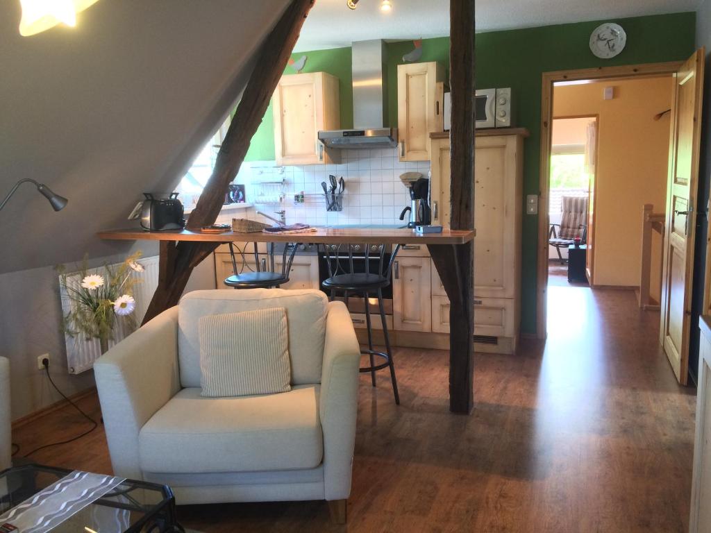 eine Küche mit einem Tisch und einem Stuhl in einem Zimmer in der Unterkunft Ferienwohnung Morgensonne in Prerow