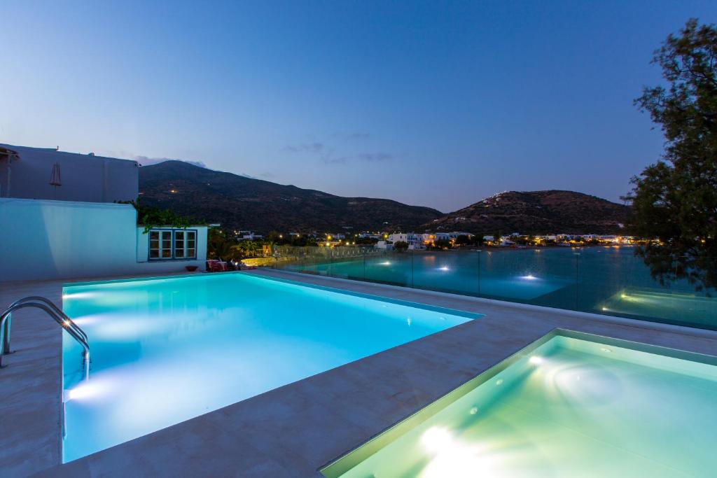 Bazén v ubytovaní Platys Gialos Hotel Sifnos alebo v jeho blízkosti