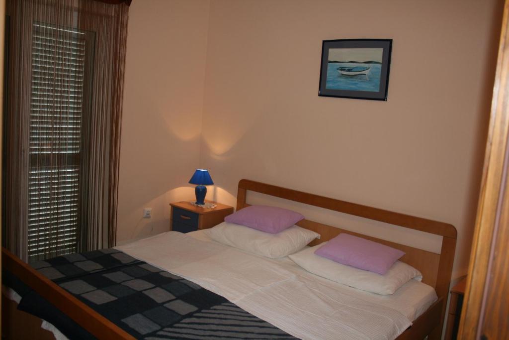Posteľ alebo postele v izbe v ubytovaní APARTMANI LIDIJA VINIŠČE