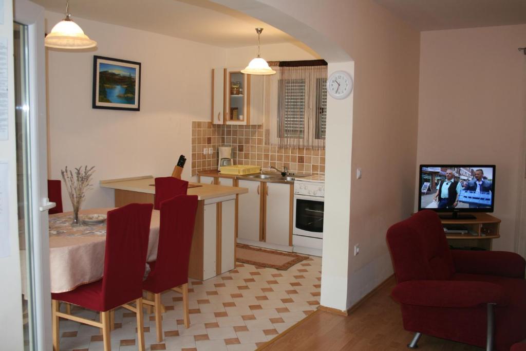 Kuchyňa alebo kuchynka v ubytovaní APARTMANI LIDIJA VINIŠČE