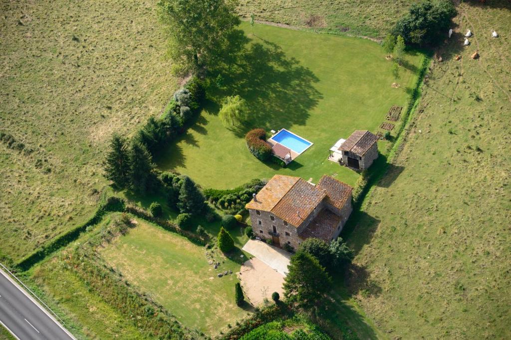 uma vista aérea de uma antiga casa num campo em Masia Quelet em La Vall de Bianya