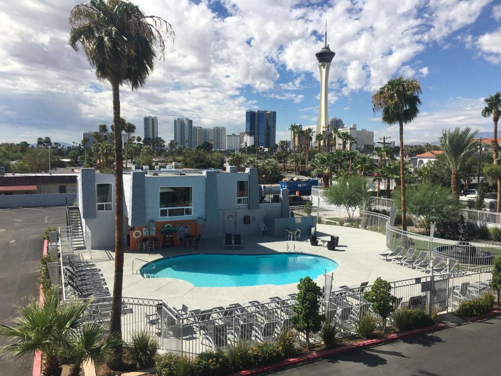 Bazén v ubytování Super 8 by Wyndham Las Vegas North Strip/Fremont St. Area nebo v jeho okolí
