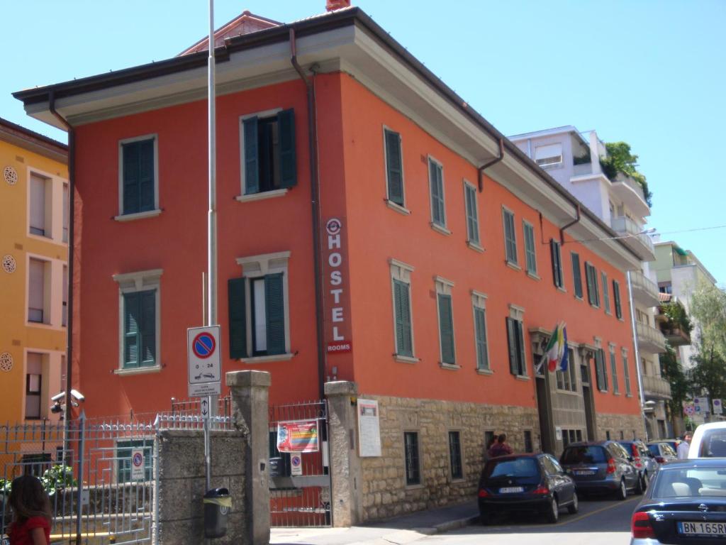 ein rotes Gebäude auf der Straßenseite in der Unterkunft Central Hostel BG in Bergamo