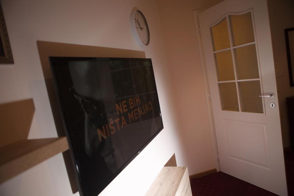 TV a/nebo společenská místnost v ubytování Apartmani Brocat
