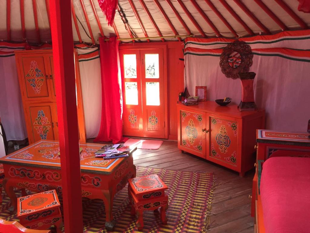 Cette chambre comprend un lit, une table et une fenêtre. dans l'établissement Au Soleil Mongol, à Sorède