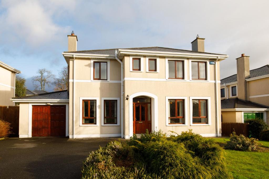 uma casa branca com uma entrada em Old Fort Lodge em Sligo