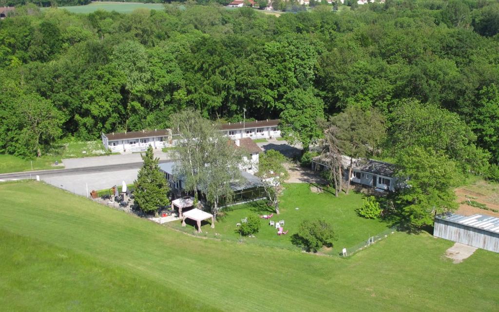 an aerial view of a house with a large yard at Relais de l'Aérodrome in Prangins