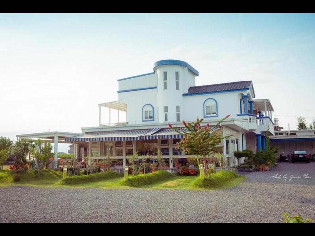 冬山鄉的住宿－冬山閒雲居民宿，停车场顶部的白色大建筑