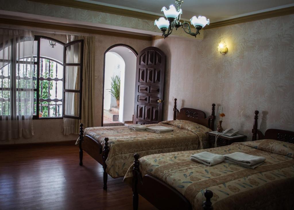 Hostal Sucre - Twin Room With Private Bathroom