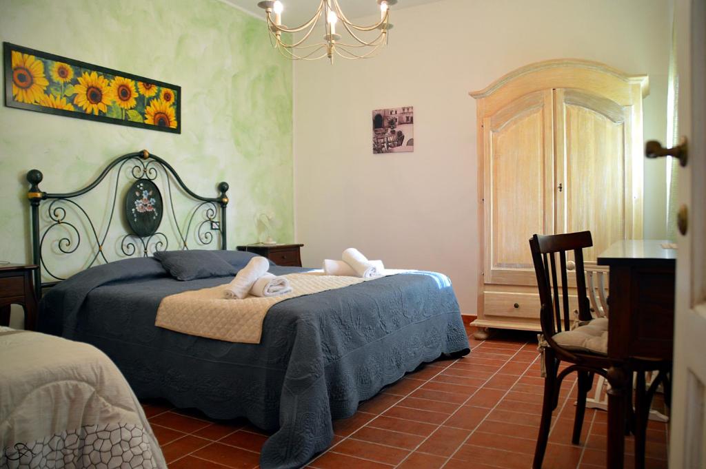 sypialnia z łóżkiem z niebieską kołdrą w obiekcie Agriturismo La Spiga w mieście Montecatini Val di Cecina