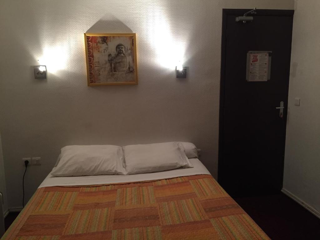 Postel nebo postele na pokoji v ubytování Hotel Chevallier