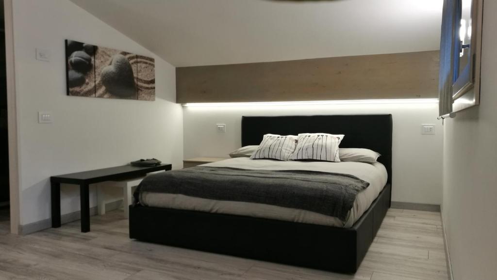 ヴェッツァ・ドーリオにあるVilla Elisaのベッドルーム(大型ベッド1台、テーブル付)