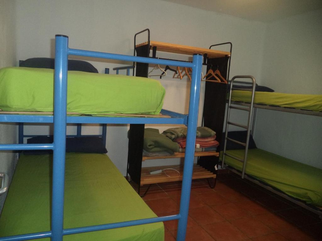 Palanda nebo palandy na pokoji v ubytování Albergue de Canfranc Estación