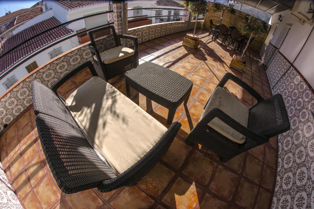 an overhead view of a patio with chairs and a table at Hostal Caminito del Rey in Alora