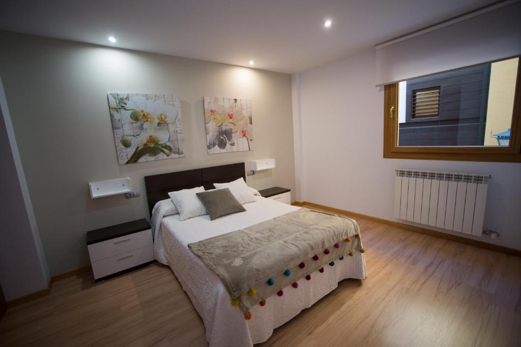 - une chambre avec un grand lit et une fenêtre dans l'établissement Almudena, à Teruel