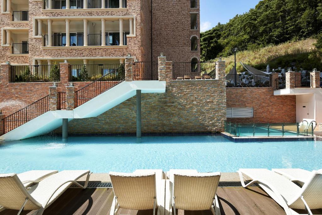 Bazén v ubytování Hotel Thesoom Forest nebo v jeho okolí