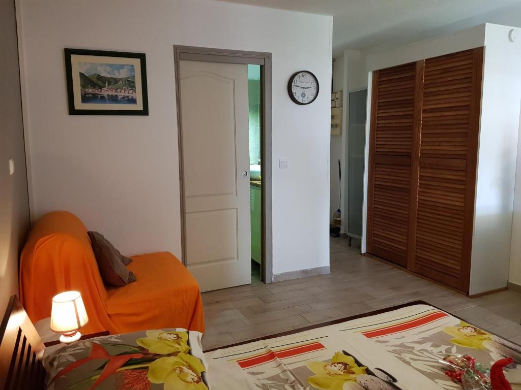 Posezení v ubytování Studio KASANACO avec vue la baie de Fort de France