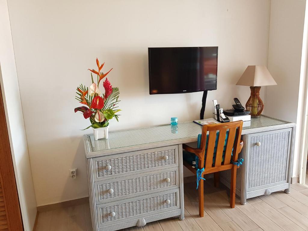 TV a/nebo společenská místnost v ubytování Studio KASANACO avec vue la baie de Fort de France