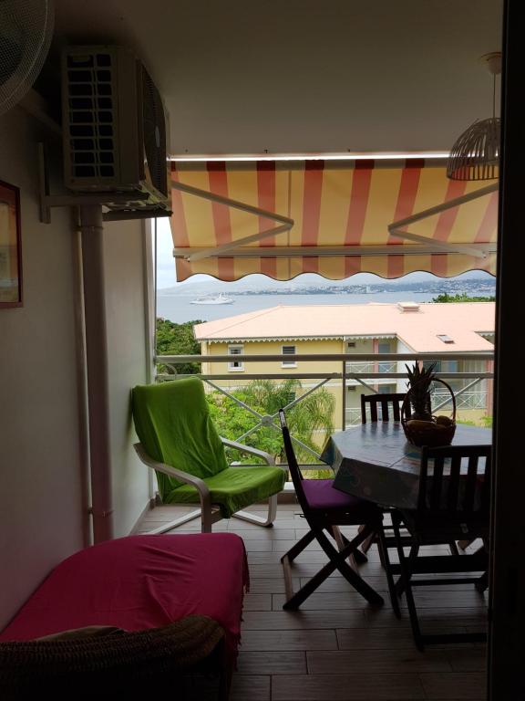 Posezení v ubytování Studio KASANACO avec vue la baie de Fort de France