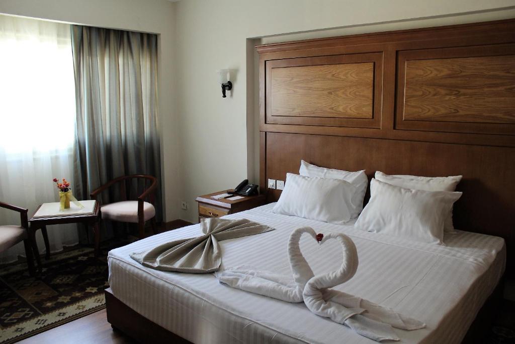 Postel nebo postele na pokoji v ubytování Cleopatra Hotel