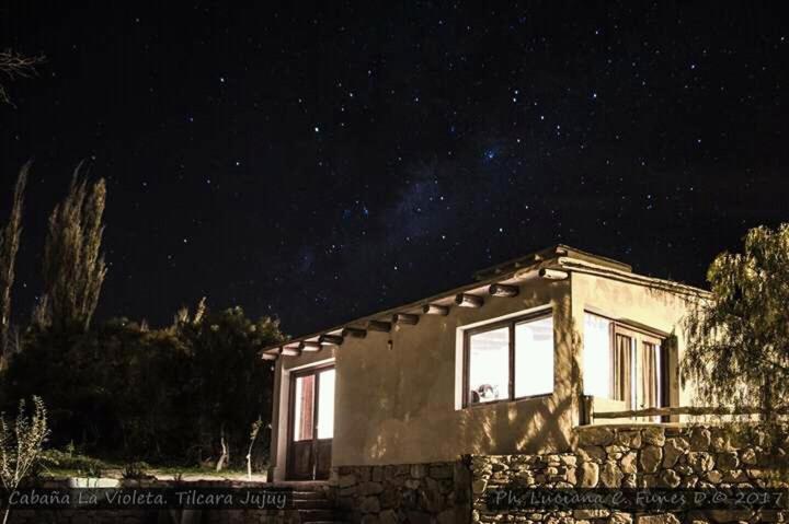 una piccola casa di notte con un cielo stellato di Cabañas Tilcara Taki a Tilcara