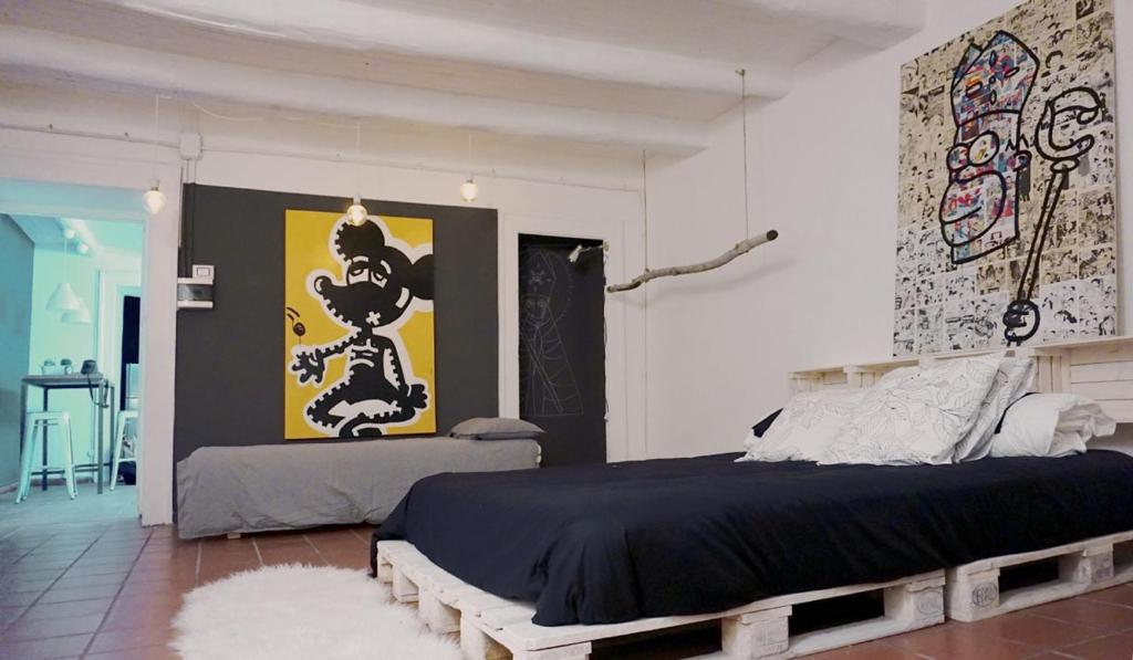 een slaapkamer met een bed en een schilderij aan de muur bij Art house in the artist workspace in the center in Napels
