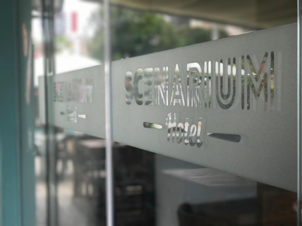 Um certificado, prêmio, placa ou outro documento exibido em Scenarium Hotel