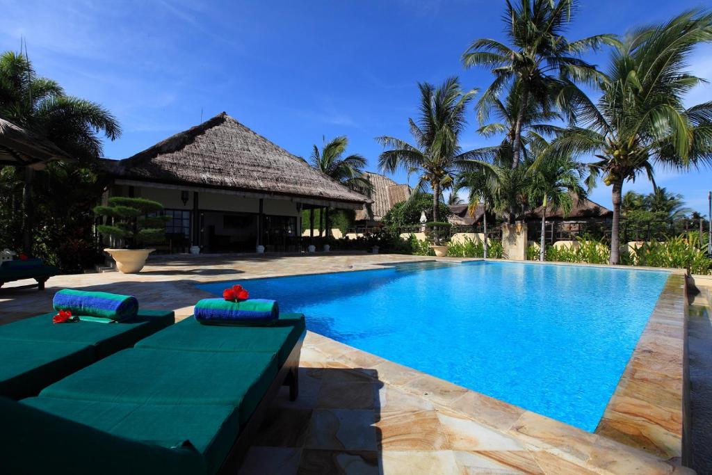 una piscina frente a una villa en Villa Bunga Melati, en Banjar