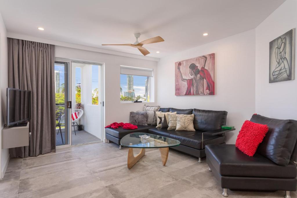 ein Wohnzimmer mit einem Sofa und einem TV in der Unterkunft Chevron Sails in Gold Coast