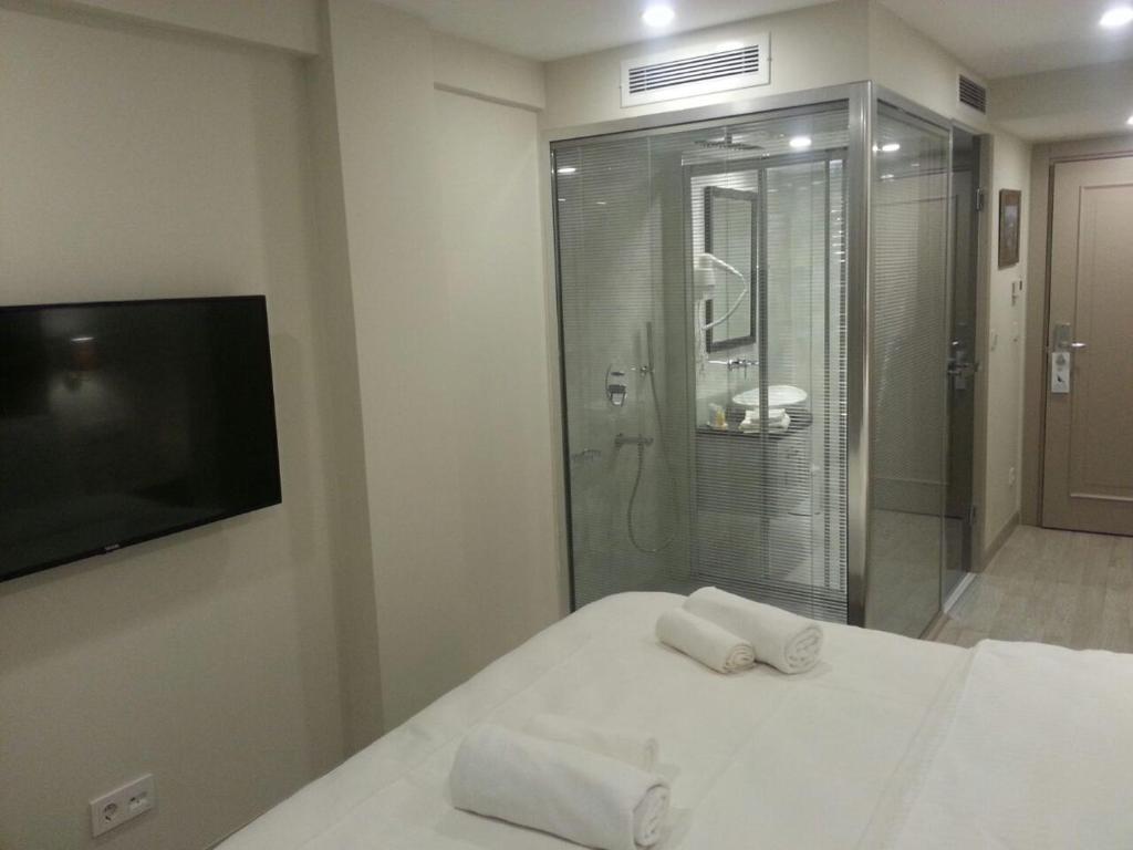 Postel nebo postele na pokoji v ubytování Perla Galata Hotel