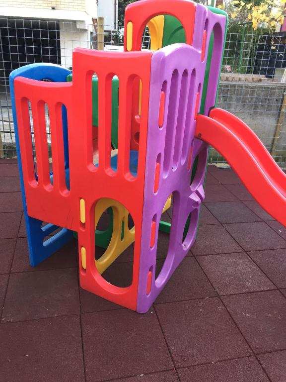 Plac zabaw dla dzieci w obiekcie HOTEL L' ANFORA
