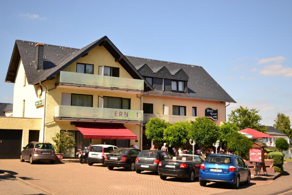 budynek z samochodami zaparkowanymi przed nim w obiekcie Hotel Café Ernst w mieście Bernkastel-Kues