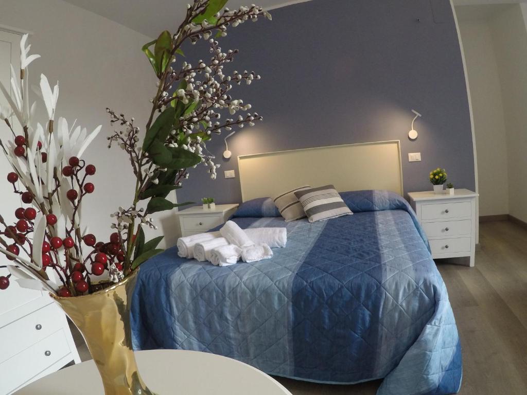 - une chambre avec un lit et une couette bleue dans l'établissement I Vicini della Cattedrale, à Palerme