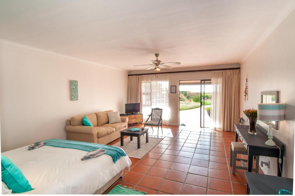 Wind-Rose Guest House - Family Room With Mountain And Garden View