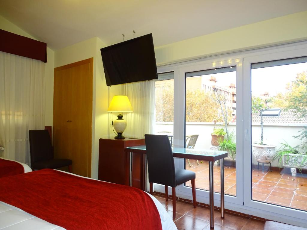 Pensión El Otero - Habitación Familiar Con Terraza