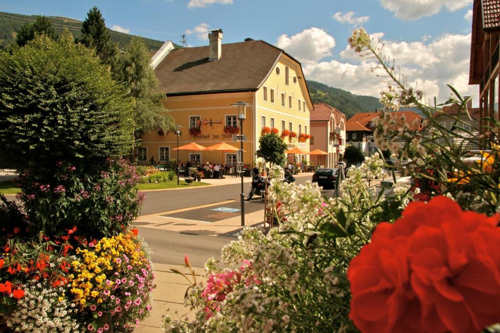 una città con fiori e una via con edifici di Gasthof Post a Rennweg