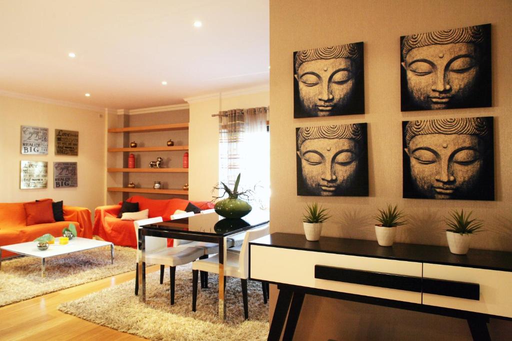uma sala de estar com um sofá e uma mesa em Casino Lisboa House Apartment em Lisboa