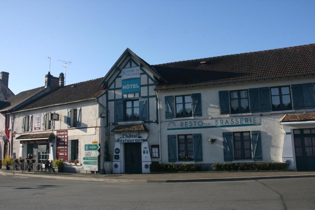 un edificio en la esquina de una calle en Hôtel Au Bord du Monde, en Neuvy-sur-Barangeon