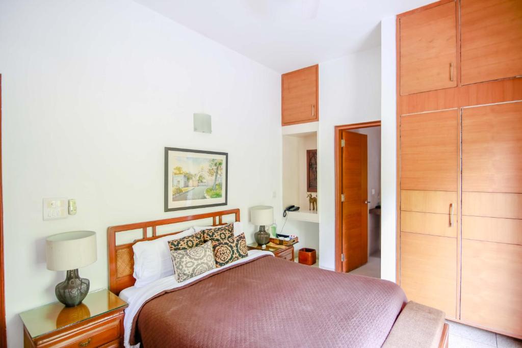 Postel nebo postele na pokoji v ubytování Thikana Delhi ( Boutique B&B)