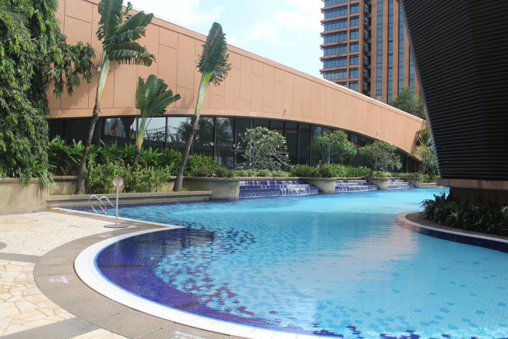 una grande piscina di fronte a un edificio di FnF Suite @ Time Square a Kuala Lumpur