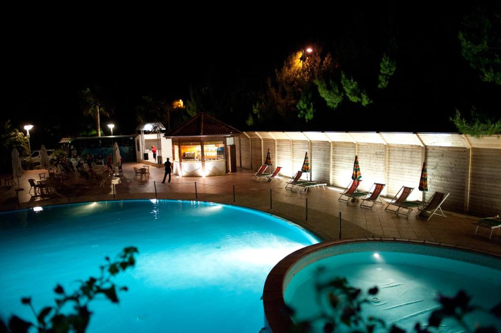 Bazén v ubytování Oasiclub Hotel - Appartamenti nebo v jeho okolí