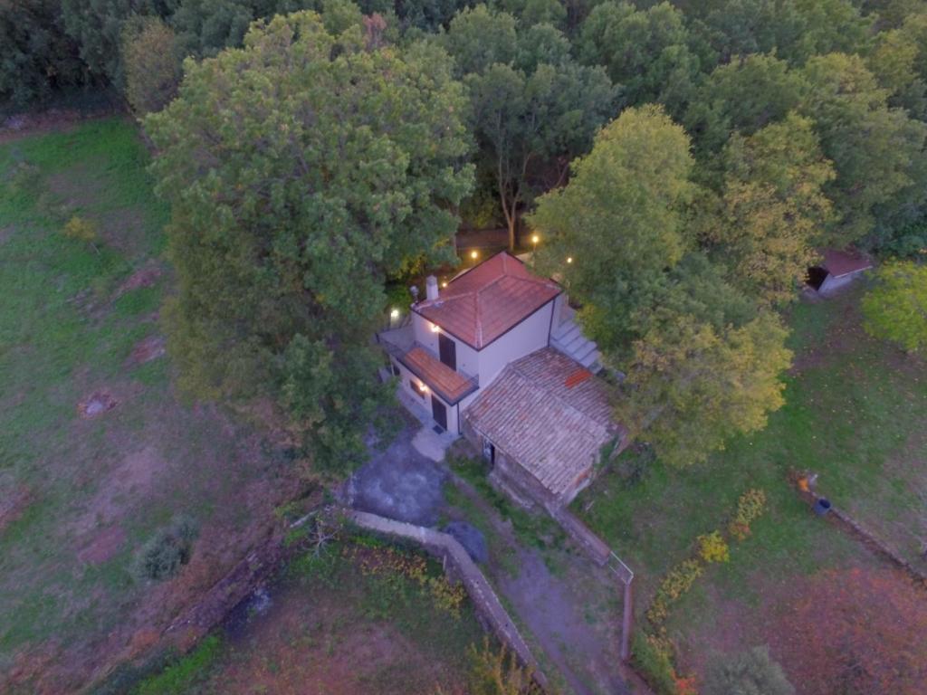 ランダッツォにあるla casa della querciaの森の家屋上景
