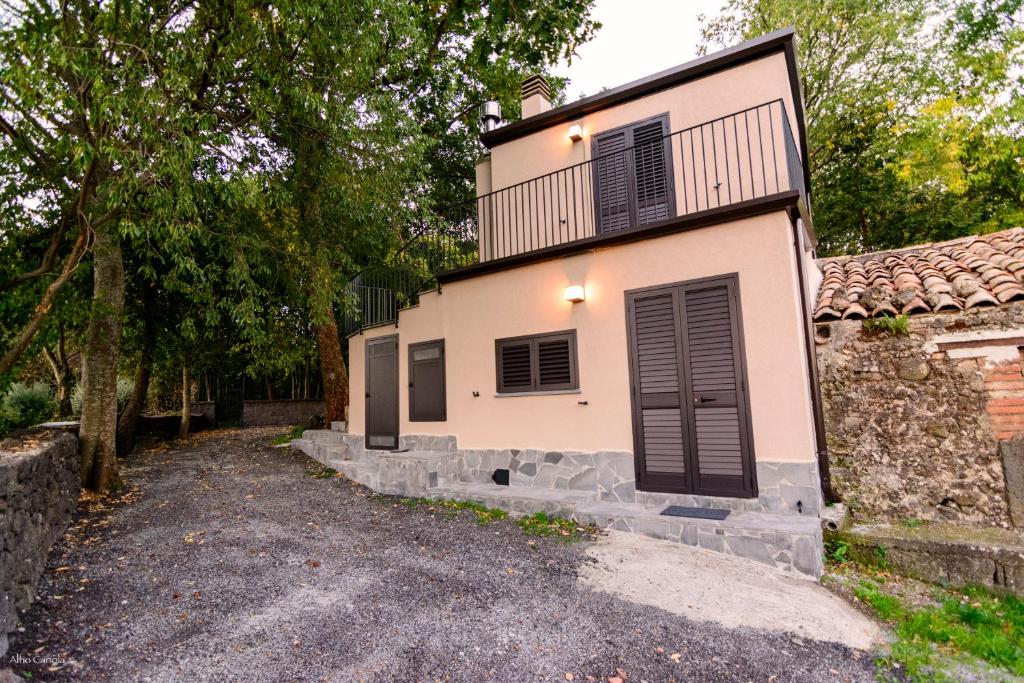dom z podjazdem przed nim w obiekcie la casa della quercia w mieście Randazzo